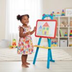 Type de produit : Tableau éducatif sur chevalet Surface : Ardoise classique pour dessin à la craie Structure : Stable et légère en plastique coloré Atout Design : Poignée en forme d'ourson pour un transport facile Accessoire Pratique : Plateau de rangement intégré pour craies et effaceur