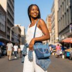 Sac à Main Femme en Jean Denim avec Chaîne – Sac Tendance Bicolore (21×9×17 cm) – Image 2